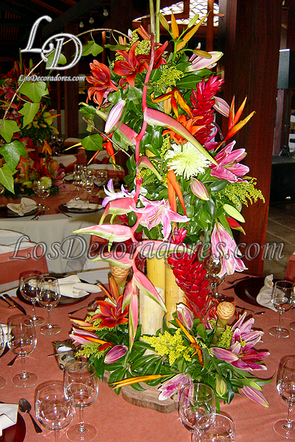 Decoraci�n con bamb� y flores tropicales